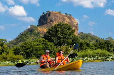 Kayak en Sigiriya: Amanecer y atardecer en el lago Thalkote Wewa