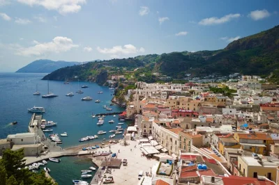 Siente la brisa eólica en un crucero nocturno por lipari, panarea y stromboli con paradas largas, tripulación local y embarque fácil—con wifi y transporte accesible.