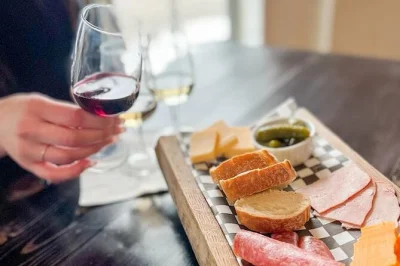 Genieße preisgekrönte weine in niagara-on-the-lake, dazu eine leckere charcuterie, schlendere durch die altstadt und entspanne bei inkludierten verkostungen mit einfachem transfer.