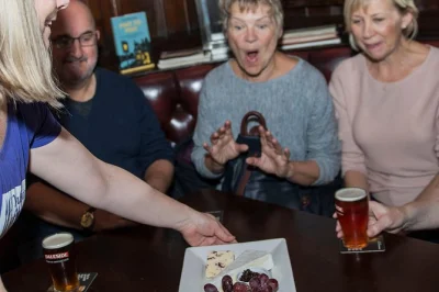 Descubre la gastronomía de harrogate con un guía local, probando platos típicos de yorkshire en cinco paradas. incluye degustaciones tipo almuerzo, snacks y un paseo cómodo por la ciudad.