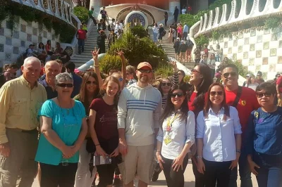 Descubra barcelona com um passeio por montjuïc, passeig de gràcia, park güell e sagrada família. inclui transfer, guia local e retorno flexível.