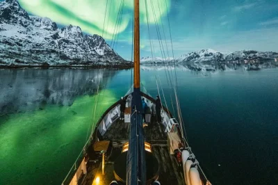 Disfruta en tromsø de un crucero íntimo en yate con jacuzzi, sopa de reno y tripulación local. incluye bebidas calientes y opciones de traslado.
