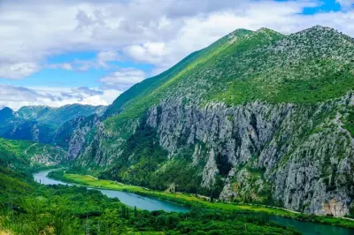Omiš y paseo en barco por el río Cetina: Ciudad pirata y almuerzo