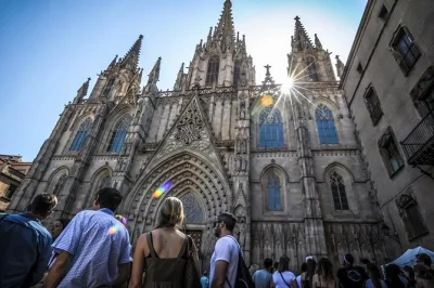 Sinta a energia de barcelona com tour privado, entrada sem fila na sagrada família, passeio pelo bairro gótico e vistas incríveis de montjuïc—com guia especializado e traslado do hotel.