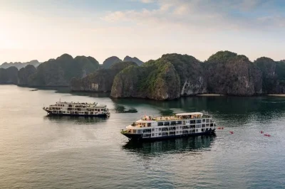 Navegue por halong & lan ha bay em um cruzeiro 5 estrelas com caiaque, visita a cavernas e jantar ao pôr do sol. suíte com varanda privativa, todas as refeições e guia local incluídos.