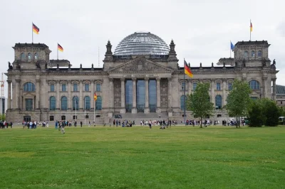 Erlebe berlins dunkle geschichte mit spanischem guide, besuche topographie des terrors, führerbunker und sowjetisches ehrenmal. barrierefreie wege inklusive.