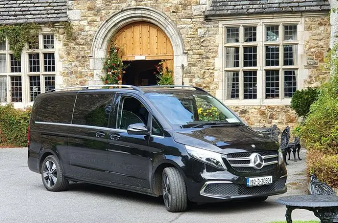 Privater Transfer von Dromoland Castle zum Flughafen Dublin