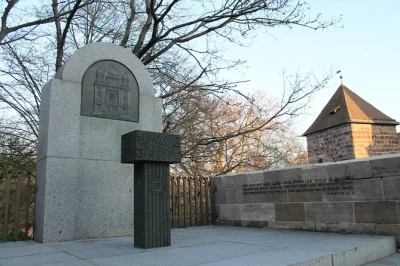 Recorre las calles de núremberg con guía en español, explorando la historia del tercer reich, el barrio judío y los ecos de los juicios de núremberg. accesible para sillas de ruedas.