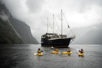 Milford sound, croisière nuit avec kayak, cabine privée avec salle de bain, dîner et petit-déjeuner inclus. réservez votre place pour une expérience unique sous les sommets.