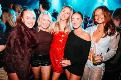 Benidorm, divertimento notturno con karaoke, sfida al toro meccanico e ingresso vip in discoteca. incontra locali e viaggiatori, bevande incluse.