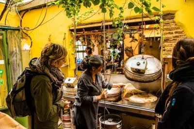 Erkunde athen per rad mit lokalem guide, koste griechische spezialitäten in psirri und koukaki und genieße den blick auf die akropolis. inklusive abendessen, snacks, fahrrad und helm.