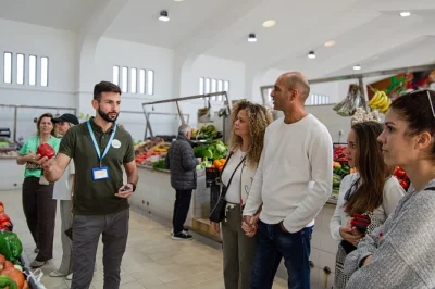 Descubra albufeira com guia local—visite mercados, prove sabores do algarve, conheça a praia dos pescadores e explore lojas no centro em 3 horas.