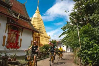 Chiang mai mit dem fahrrad entdecken. ruhige gassen erkunden, phae gate sehen, fische im park füttern und die stadtmauer mit lokalem guide erleben. jetzt buchen.