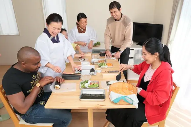 Preparar sushi bento en Kamakura: Enrolla, empaca y llévate a casa