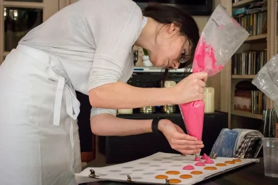 Découvrez un cours de macarons dans l’appartement d’un chef parisien, petit groupe, ingrédients inclus, et repartez avec votre boîte de douceurs maison.