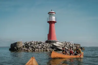 Canoa de cedro en la Curonian Spit desde Klaipeda