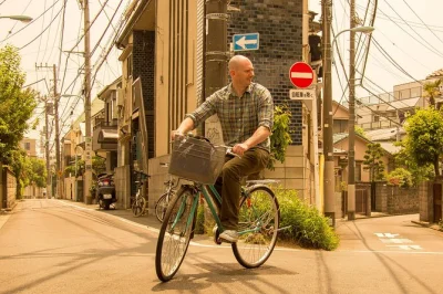 Découvrez nakano, koenji et asagaya à vélo à tokyo, goûtez à la street food, partagez un déjeuner avec les habitants et explorez les bords de rivière. vélos et guide inclus.