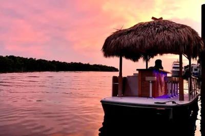 Curta o pôr do sol em key west a bordo de um barco tiki personalizado. capitão certificado, gelo, copos e água inclusos — só trazer suas bebidas favoritas para uma noite perfeita.