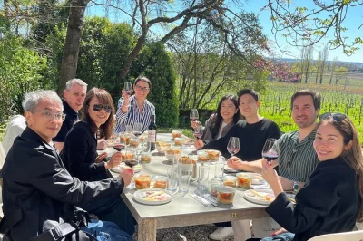 Découvrez saint-Émilion et ses ruelles médiévales, dégustez des vins de bordeaux dans trois châteaux, et savourez un déjeuner pique-nique au cœur des vignes—transport et guide inclus.