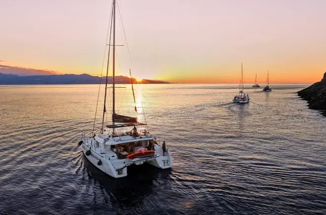 Crucero en catamarán de Heraklion a la isla Dia con cena y atardecer