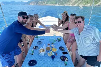 Tour en barco por Cinque Terre: Gozzo privado con baño y aperitivo