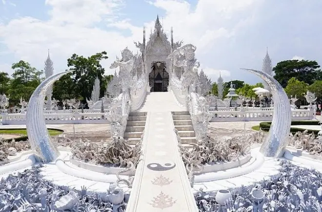 Chiang Rai: Weißer, Schwarzer und Blauer Tempel mit Abholung