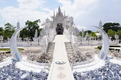 Chiang Rai: Weißer, Schwarzer und Blauer Tempel mit Abholung