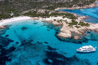 Découvrez l’archipel de la maddalena en bateau, nagez à spargi et santa maria, et admirez les plages roses de budelli avec guide multilingue et toilettes à bord.