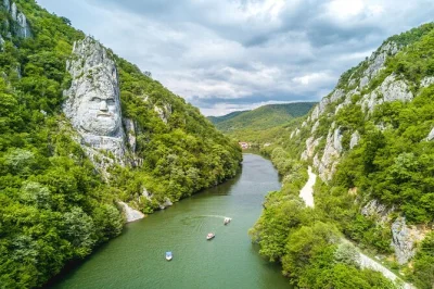 Siente la fuerza del danubio en iron gate con la fortaleza de golubac, el antiguo lepenski vir, un paseo en lancha de 1 hora y dos miradores. incluye recogida en belgrado.