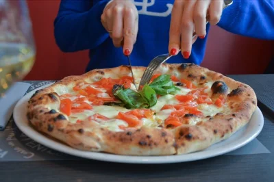 Comece sua aula de pizza em roma a poucos passos do vaticano, com um chef local, colocando a mão na massa e um aperitivo italiano clássico incluído.
