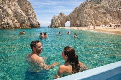 Comece seu dia em cabo com um passeio de barco por el arco, leões-marinhos e formações rochosas incríveis, depois nade ou relaxe na praia do amor. inclui retorno de barco e guia local.