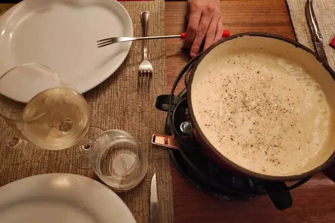 Ginebra: 4 paradas con fondue y chocolate junto a guía local