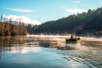 Erlebe den nervenkitzel bei einer jetboot-tour ab wanaka über den lake wanaka und den clutha river mit erfahrenen guides, spannendem kommentar und kompletter ausrüstung.