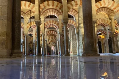 Descubra a história de córdoba com um tour privado pela mesquita-catedral, bairro judeu, sinagoga e jardins do alcázar. ingressos e guia local inclusos.