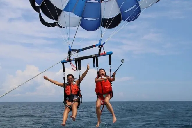 Parasailing Mackinaw City: 180 Meter Flug über die Straits