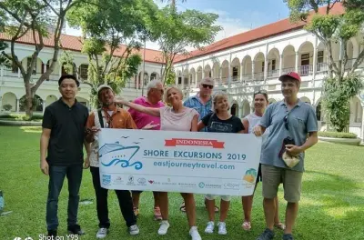 Excursão em Surabaya: História, mercados e templos