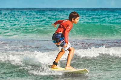 Viva a emoção da sua primeira onda na praia de macao, punta cana, com aulas particulares de surf, instrutores profissionais e transporte ida e volta para um dia sem preocupações.