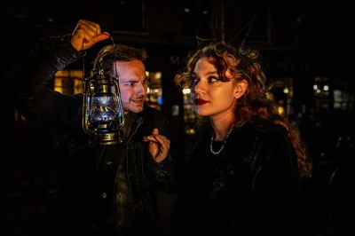 Explore o lado sombrio da londres vitoriana no tour noturno do jack, o estripador. visite locais reais dos crimes, resolva pistas com um kit de detetive e ouça histórias com um guia especialista.