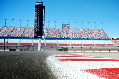 Siente la emoción en las vegas motor speedway con un piloto profesional que te lleva a derrapar en dos vueltas intensas, con casco y acceso al lounge incluidos. reserva ya tu aventura.