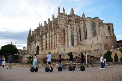Deslize pelo centro histórico de palma de mallorca de segway, conheça de perto a catedral de palma, explore o museu es baluard e o porto de portitxol com guia local e grupo pequeno.