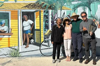 Explore o bahama village em key west, visite a casa de hemingway e suba o farol histórico com um guia local em grupo pequeno — ponchos inclusos em caso de chuva.