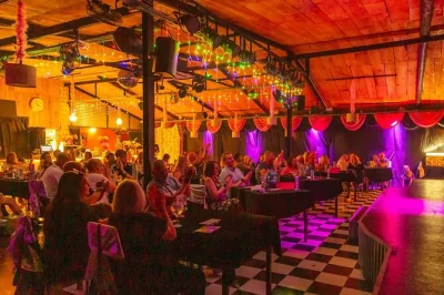 Vivi una serata indimenticabile a tenerife al music hall tavern con drag show comico, cena a 3 portate e incontro con gli artisti. foto ricordo inclusa e pick-up opzionale.
