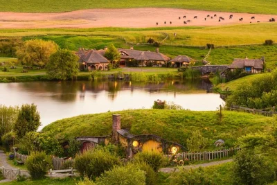 Descubre hobbiton desde auckland, pasea entre las casas hobbit, disfruta de una comida y bebida en el green dragon inn, con transporte incluido en autobús.