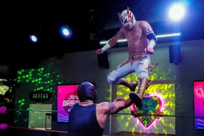 Vivi l’energia della lucha libre a cozumel, tifa per il tuo lottatore preferito e gusta tacos e margaritas. include ingresso e pranzo con bevande.