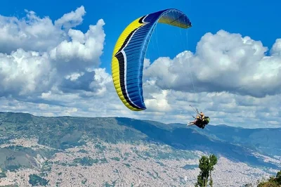 Vive medellín desde el aire con un vuelo en tándem de parapente, pilotos certificados, equipo seguro y estilos de vuelo a tu medida. incluye acceso a la rampa, fotos y videos.