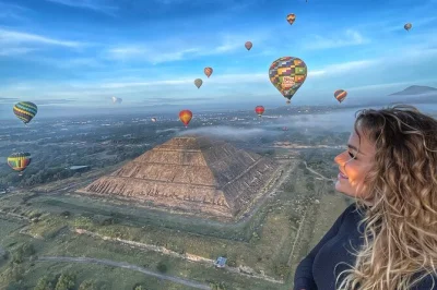 Disfruta el amanecer sobre teotihuacan en globo aerostático y comparte un desayuno mexicano en una cueva natural. incluye traslado, guía local y degustación de licores.