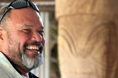 Erlebe tahitis ostküste bei einer kleinen gruppentour mit wasserfällen, schwarzem sandstrand und lebhaften märkten. inklusive abholung, lokalem guide und klimatisiertem minivan.