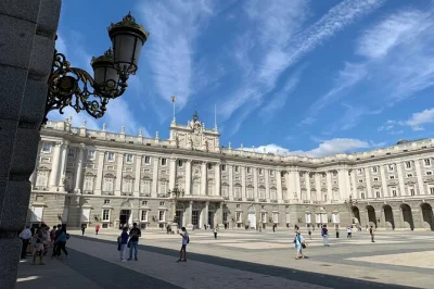 Explore o palácio real e o museu do prado em madrid com guia local. ingresso sem fila e fones para um passeio fácil e envolvente.