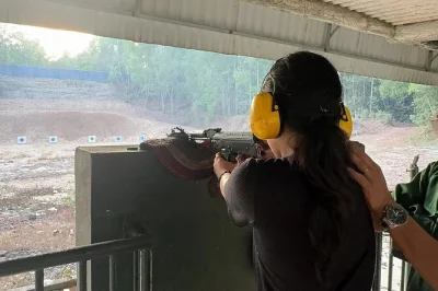 Explorez les tunnels de cu chi près de ho chi minh ville, rampez sous terre, goûtez au manioc vapeur et découvrez des pièges artisanaux—avec prise en charge à l’hôtel et guide local.