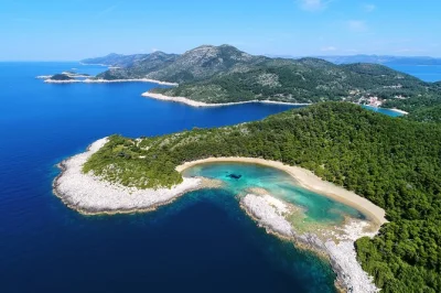 Descubre las islas de dubrovnik en un tour en barco: nada en los lagos de mljet, haz kayak, explora la cueva azul y disfruta con guías locales. incluye equipo y bebidas.